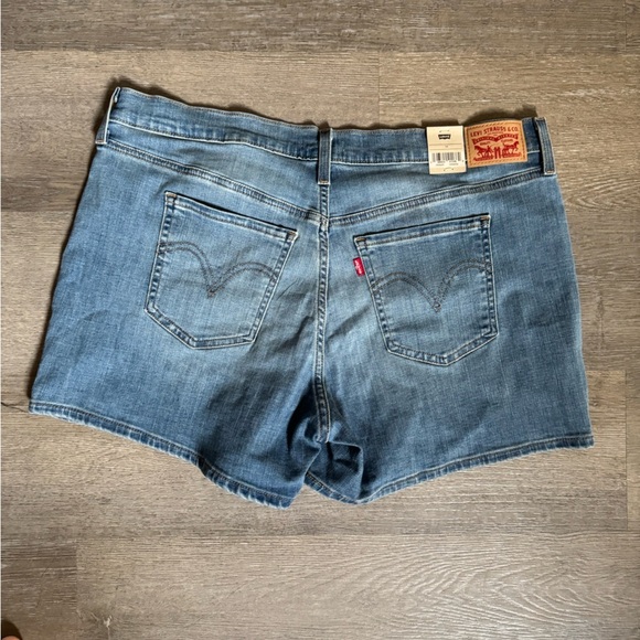 Levi's Mid Length Shorts - Picture 2 of 7